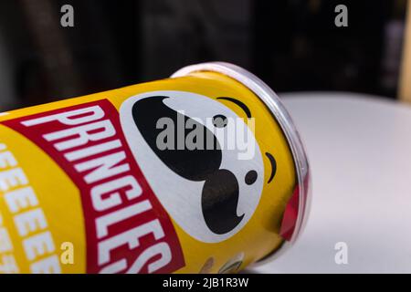 Kumamoto, JAPON - septembre 3 2021 : gros plan un paquet de Pringles, une marque américaine de chips à base de pommes de terre empilables (chips de pommes de terre), sur une table. Banque D'Images