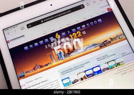 Kumamoto, JAPON - septembre 17 2021 : le site Internet du Groupe Evergrande (ou du Groupe immobilier Evergrande), 2nd le plus grand promoteur immobilier de Chine, sur iPad Banque D'Images