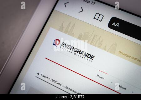 Kumamoto, JAPON - septembre 17 2021 : logo du Groupe Evergrande (ou du Groupe Evergrande Real Estate, anciennement Groupe Hengda) sur son site Internet sur iPad. Banque D'Images