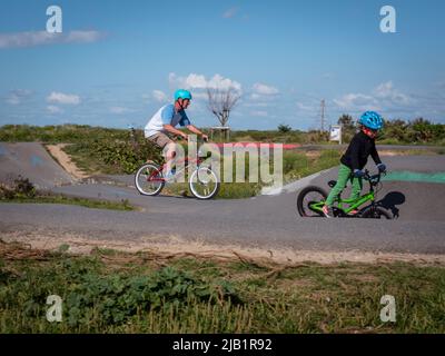 Merville, France, mai 2022. Homme avec un casque à vélo BMX dans le parc de skate. Journée ensoleillée, détente, style de vie sportif Banque D'Images