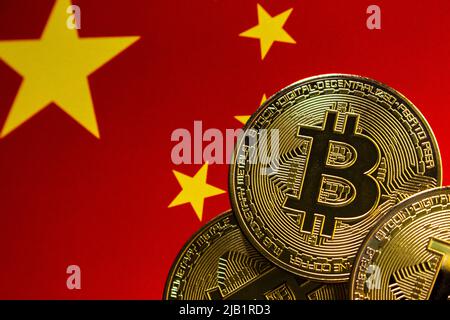 Gros plan bitcoins sur fond de drapeau chinois d'humeur sombre. Le concept de crypto-monnaie interdite en chine. Banque D'Images