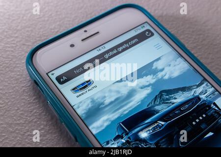 Kumamoto, JAPON - août 16 2021 : Un site Web de Geely (marque Geely Auto), une entreprise automobile chinoise, sur écran iPhone Banque D'Images