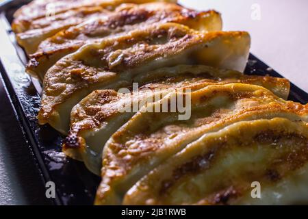 Gros plan Jiaozi, Gyoza, de style japonais, vendu par un supermarché japonais. Les boulettes chinoises Jiaozi sont couramment mangées en Chine et dans d'autres parties de l'Asie de l'est. Banque D'Images