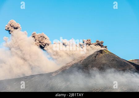 D'énormes nuages de cendres volcaniques s'enversent dans le cratère du sud-est de l'Etna, en Sicile, en Italie. Une nouvelle fissure a ouvert dans ce cratère au début de mai 2022 et elle est toujours active depuis. Etna (3357m) est l'un des volcans les plus actifs au monde et le plus haut d'Europe Banque D'Images