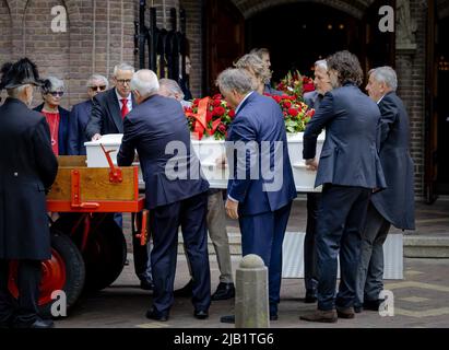 2022-06-02 11:00:22 LAREN - les membres de la famille portent le cercueil avec la fréquence feu de Willibord dans la basilique Saint-Jean avant ses funérailles. Frequin meurt à l'âge de 80 ans des effets de Parkinson. ANP ROBIN VAN LONKHUIJSEN pays-bas sortie - belgique sortie Banque D'Images