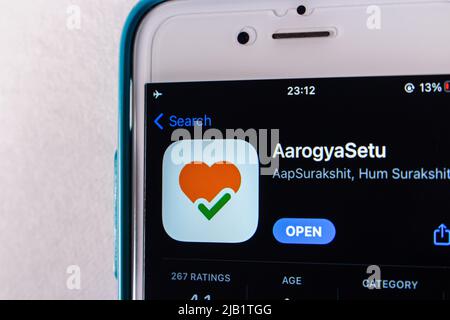 Kumamoto, JAPON - septembre 25 2021 : Aarogya Setu, Indian COVID-19 service de recherche de contacts par le Centre national d'informatique (MeitY), dans l'App Store sur iPhone Banque D'Images