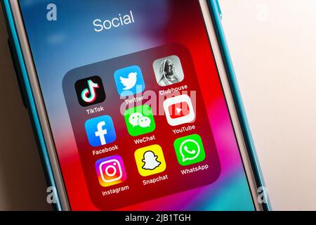 Kumamoto, JAPON - juin 21 2021 : applications TikTok & SNS (Twitter, application Clubhouse, Facebook, WeChat, YouTube, Instagram, Snapchat et WhatsApp) sur iPhone. Banque D'Images