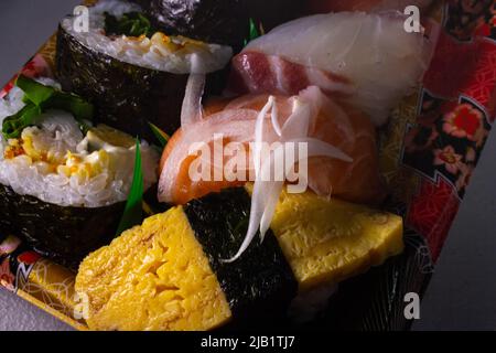 Gros plan un pack de Makizushi et Nigiri Sushi vendu par un supermarché local au Japon. Makizushi est un type de sushi (Tamagoyaki, Kanpyo, poisson, etc.) Banque D'Images