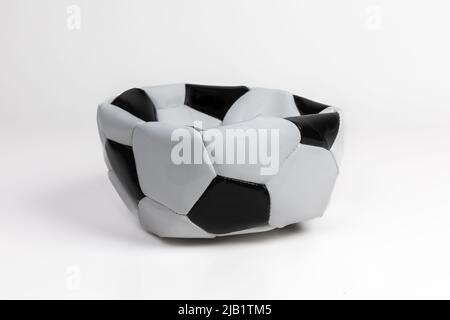 Ballon de football dégonflé sur fond blanc Banque D'Images