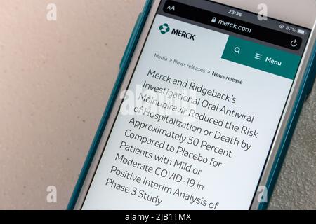 Kumamoto, JAPON - octobre 12 2021 : le communiqué de presse de Merck sur iPhone. Merck soumet une demande EUA pour l'antiviral oral Molnupiravir Banque D'Images