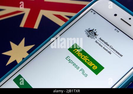 Kumamoto, JAPON - octobre 18 2021 : application mobile Express plus Medicare sur iPhone, drapeau australien. C'est le service de gestion de l'assurance-maladie de Services Australia Banque D'Images