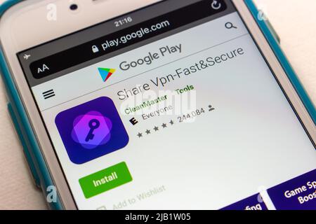 Kumamoto, JAPON - octobre 20 2021 : gros plan partager l'application VPN par CleanMaster sur Google Play Store sur smartphone. Banque D'Images