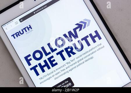 Kumamoto, JAPON - octobre 25 2021 : TRUTH social, une plate-forme SNS proposée par Trump Media & Technology Group (TMTG), sur écran tablette. Banque D'Images