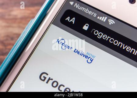 Kumamoto, JAPON - octobre 25 2021 : logo de Kroger livraison sur le site web de l'iPhone. Kroger & Instacart lance un nouveau service Kroger Delivery dès maintenant en 2021 Banque D'Images