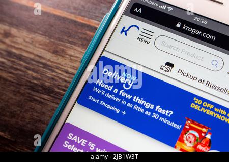 Kumamoto, JAPON - octobre 25 2021 : Kroger livraison sur le site Internet de Kroger sur iPhone. Kroger & Instacart lance un nouveau service « Kroger Delivery Now » en 2021 Banque D'Images