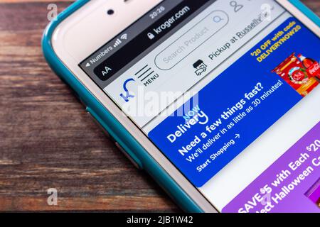 Kumamoto, JAPON - octobre 25 2021 : Kroger livraison sur le site Internet de Kroger sur iPhone. Kroger & Instacart lance un nouveau service « Kroger Delivery Now » en 2021 Banque D'Images