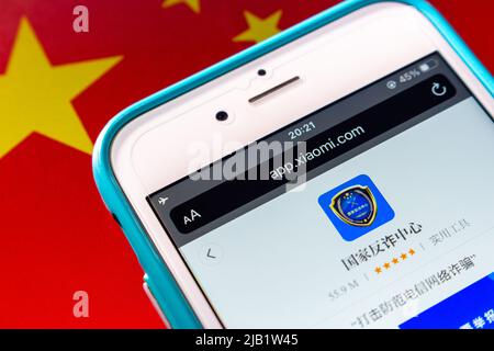 Kumamoto, JAPON - octobre 25 2021 : application chinoise anti-fraude « Centre national anti-fraude » dans l'App Store de Xiaomi sur iPhone drapeau chinois. Banque D'Images