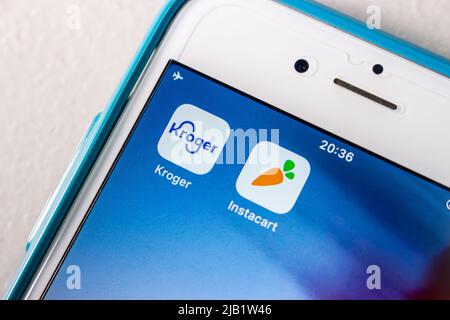 Kumamoto, JAPON - octobre 25 2021 : supermarché des États-Unis Kroger et service de livraison d'épicerie des États-Unis Instacart icônes sur iPhone. Concept de Kroger Delivery Now Banque D'Images