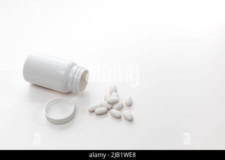 assortiment de capsules pharmaceutiques blanches, de pilules, de comprimés et de médicaments Banque D'Images