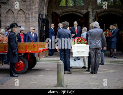 2022-06-02 11:00:45 LAREN - les membres de la famille portent le cercueil avec la fréquence feu de Willibord dans la basilique Saint-Jean avant ses funérailles. Frequin meurt à l'âge de 80 ans des effets de Parkinson. ANP ROBIN VAN LONKHUIJSEN pays-bas sortie - belgique sortie Banque D'Images