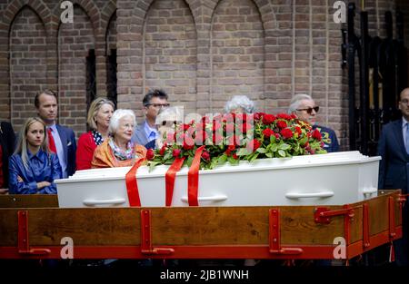 2022-06-02 10:59:26 LAREN - les membres de la famille portent le cercueil avec la fréquence feu de Willibord dans la basilique Saint-Jean avant ses funérailles. Frequin meurt à l'âge de 80 ans des effets de Parkinson. ANP ROBIN VAN LONKHUIJSEN pays-bas sortie - belgique sortie Banque D'Images