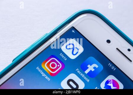Gros plan icône du conglomérat technologique américain Meta Platforms, Inc. Et de ses marques (Facebook, Messenger, WhatsApp, Instagram, et Oculus VR) sur iPhone Banque D'Images