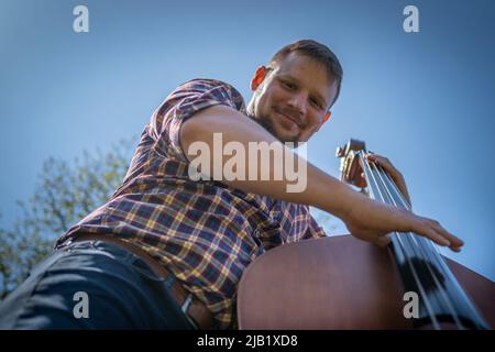 Un bleur de basses souriant. Banque D'Images