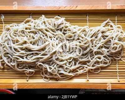 Zaru Soba, une fine nouilles japonaises à base de sarrasin, sur une assiette dans un restaurant japonais. Soba servi sur un plateau en bambou de type tamis appelé un zaru. Banque D'Images