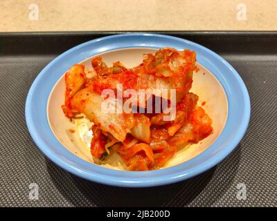 La nourriture de base coréenne Kimchi (Kimchee) dans un petit bol. Le Kimchi est un plat d'accompagnement de légumes salés et fermentés à base d'épices et de assaisonnements Banque D'Images