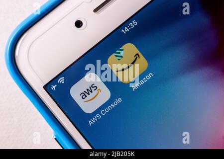 Icônes de la console AWS (Amazon Web Services) et de l'application Amazon sur l'iPhone. AWS fournit des plates-formes et des API de cloud computing à la demande par Amazon Banque D'Images