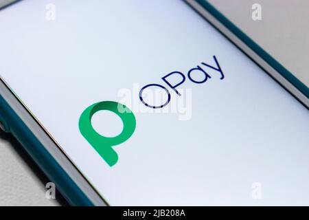 Kumamoto, JAPON - Nov 2 2021 : logo de la Fintech africaine OPay, compagnie basée au Nigeria qui facilite les transactions mobiles par le biais de son application, sur un iPhone. Banque D'Images