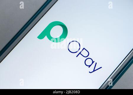 Kumamoto, JAPON - Nov 2 2021 : logo de la Fintech africaine OPay, compagnie basée au Nigeria qui facilite les transactions mobiles par le biais de son application, sur un iPhone. Banque D'Images