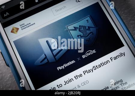 SITE WEB DE SIE (Sony Interactive Entertainment LLC) sur iPhone d'humeur sombre. Sony a annoncé l'acquisition de Bungie, Inc en février 2022 Banque D'Images