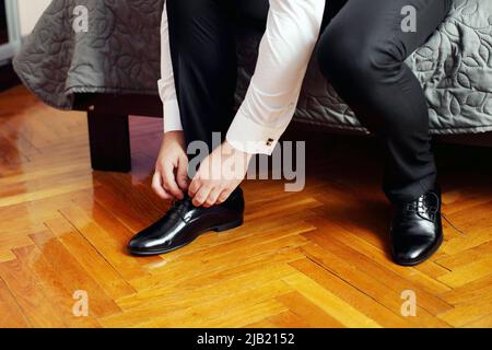 La préparation de mariage. Marié à boutonner de manchette sur chemise blanche avant mariage. Vrai men's accessoire. Vêtements du marié. Banque D'Images