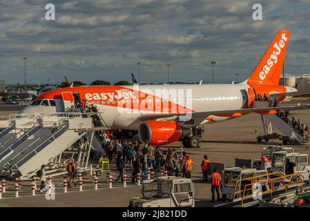 Vue du profil d'un Airbus A320 Easy Jet avec passagers à bord Banque D'Images