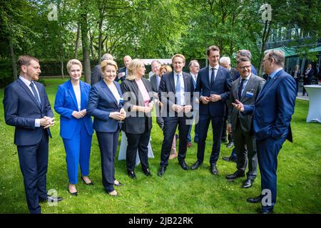 02 juin 2022, Berlin: Michael Kretschmer (CDU - l-r), Ministre Président de Saxe, Manuela Schwesig (SPD), Ministre Président de Mecklembourg-Poméranie occidentale, Franziska Giffey (SPD), Maire de Berlin, Anke Rehlinger (SPD), Ministre Président de Sarre, Daniel Günther (CDU), Ministre de Rhénanie-Nord-Westphalie, Président de Schleswig-Würik (CDU) Boris Rhein (CDU), ministre-président de Hesse, et Bodo Ramelow (Die Linke), ministre-président de la Thuringe, se tiennent dans le jardin de la représentation de l'État de Rhénanie-du-Nord-Westphalie avant le début Banque D'Images