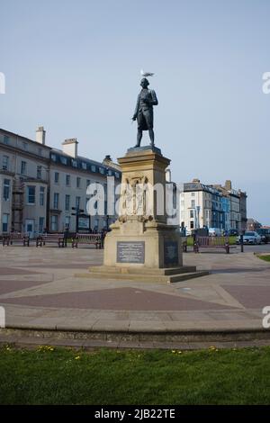 Statue du mémorial du capitaine Cook sur le promontoire au-dessus du port de Whitby Banque D'Images