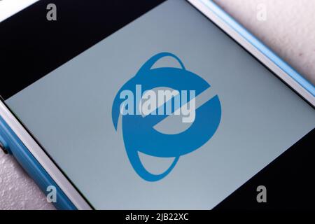 Kumamoto, JAPON - Mar 23 2022 : logo de Microsoft Internet Explorer 11 sur l'écran du smartphone. IE11 est défini pour l'arrêt sur 15 juin 2022 Banque D'Images