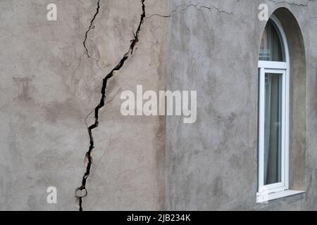 Mur de maison fissuré détruit lors d'un fort tremblement de terre à Tbilissi en Géorgie. Dégâts sur le bouiding. Banque D'Images