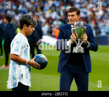 LONDRES, ANGLETERRE - JUIN 01 : L-R fils de Sergio Aguero et Javier Zanetti tenant le Trophée ancien joueur d'Argentine pendant Finalissima Conmebol - UEFA Cu Banque D'Images