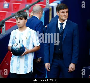 LONDRES, ANGLETERRE - JUIN 01: Le fils de L-R de Sergio Aguero et Javier Zanetti ancien joueur d'Argentine pendant Finalissima Conmebol - coupe des champions de l'UEFA betw Banque D'Images