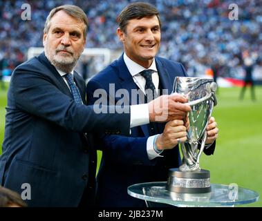 LONDRES, ANGLETERRE - JUIN 01 : le G-R Maro Tardelli et Javier Zanetti tenant le Trophée de l'ancienne Argentine joueurpendant Finalissima Conmebol - UEFA Cup of C Banque D'Images