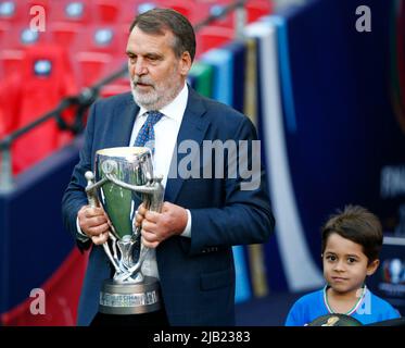 LONDRES, ANGLETERRE - JUIN 01:L-R Maro Tardelli tenant le Trophée et fils de Jorginho pendant Finalissima Conmebol - coupe des champions de l'UEFA entre l'Italie Banque D'Images