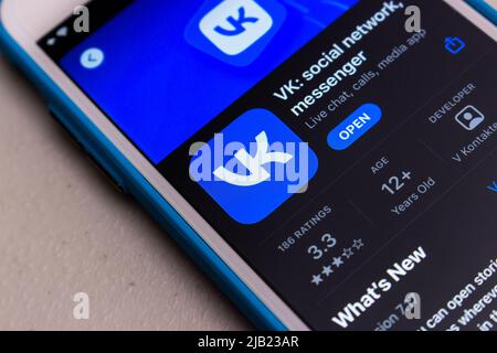 Kumamoto, JAPON - Mar 23 2022 : logo de VK app (Vkontakte), un SNS russe basé à Saint-Pétersbourg, dans l'App Store sur un iPhone Banque D'Images