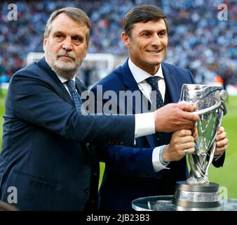 LONDRES, ANGLETERRE - JUIN 01 : le G-R Maro Tardelli et Javier Zanetti tenant le Trophée de l'ancienne Argentine joueurpendant Finalissima Conmebol - UEFA Cup of C Banque D'Images