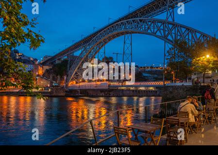 Vue au crépuscule sur le pont Ponte Luiz II au-dessus du fleuve Douro à Porto, Portugal. Banque D'Images