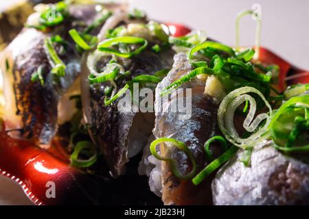 Sushi de maquereau (Aji Sushi) aux oignons verts et gingembre râpé emballés dans un plateau de cuisine. L'Aji est l'un des sushis populaires de type Edomae Banque D'Images