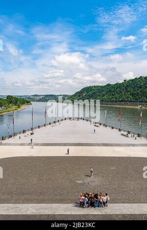 Koblenz, Rhénanie-Palatinat, Allemagne - 20 mai 2022 : foule de touristes au monument Kaiser Wilhelm. Banque D'Images