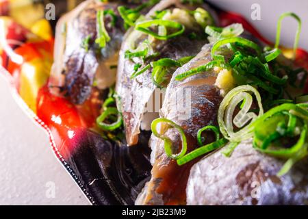 Sushi de maquereau (Aji Sushi) aux oignons verts et gingembre râpé emballés dans un plateau de cuisine. L'Aji est l'un des sushis populaires de type Edomae Banque D'Images