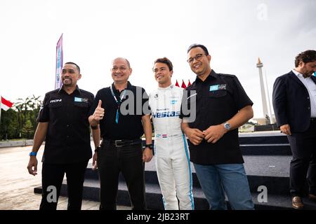 SAHRONI Ahmad, Président de la Formule E Jakarta, portrait BASWEDAN Anies, Gouverneur de DKI Jakarta, portrait DE VRIES Nyck (nld), Mercedes-EQ Silver Arrow 02, portrait se rencontrer et saluer lors du Prix ePrix de Jakarta 2022, 6th rencontre du Championnat du monde de Formule E de la FIA ABB 2021-22, Sur le circuit international e-Prix de Jakarta de 2 juin à 4, à Jakarta - photo Germain Hazard / DPPI Banque D'Images